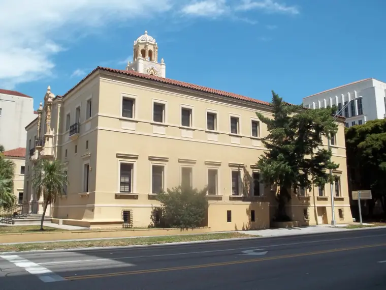 A 1920s Mediterranean Revival county courthouse with an arcaded front and a tiled tower.